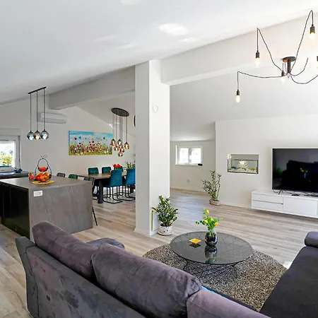 Lovely In Žrnovnica